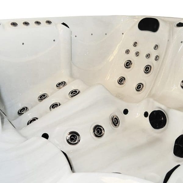 Luxor Hot Tub - Image 7